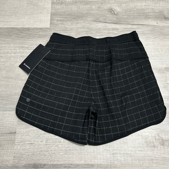 🔥NWT Mens Lululemon Mile Maker Reflective Short 6” Lined Medium - Black Grid - Picture 4 of 6